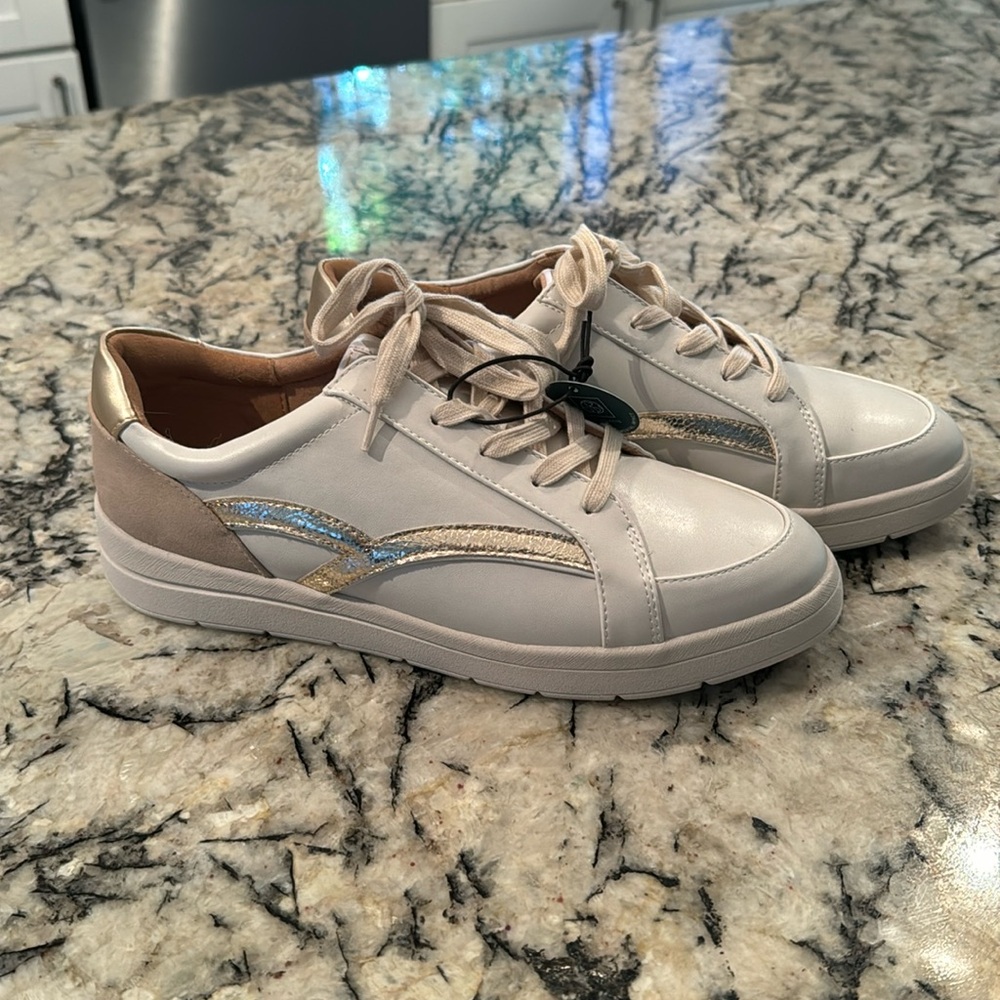 ROCKPORT WOMEN'S TRUFLEX NAVYA RETRO SNEAKER - NWT! Never worn!